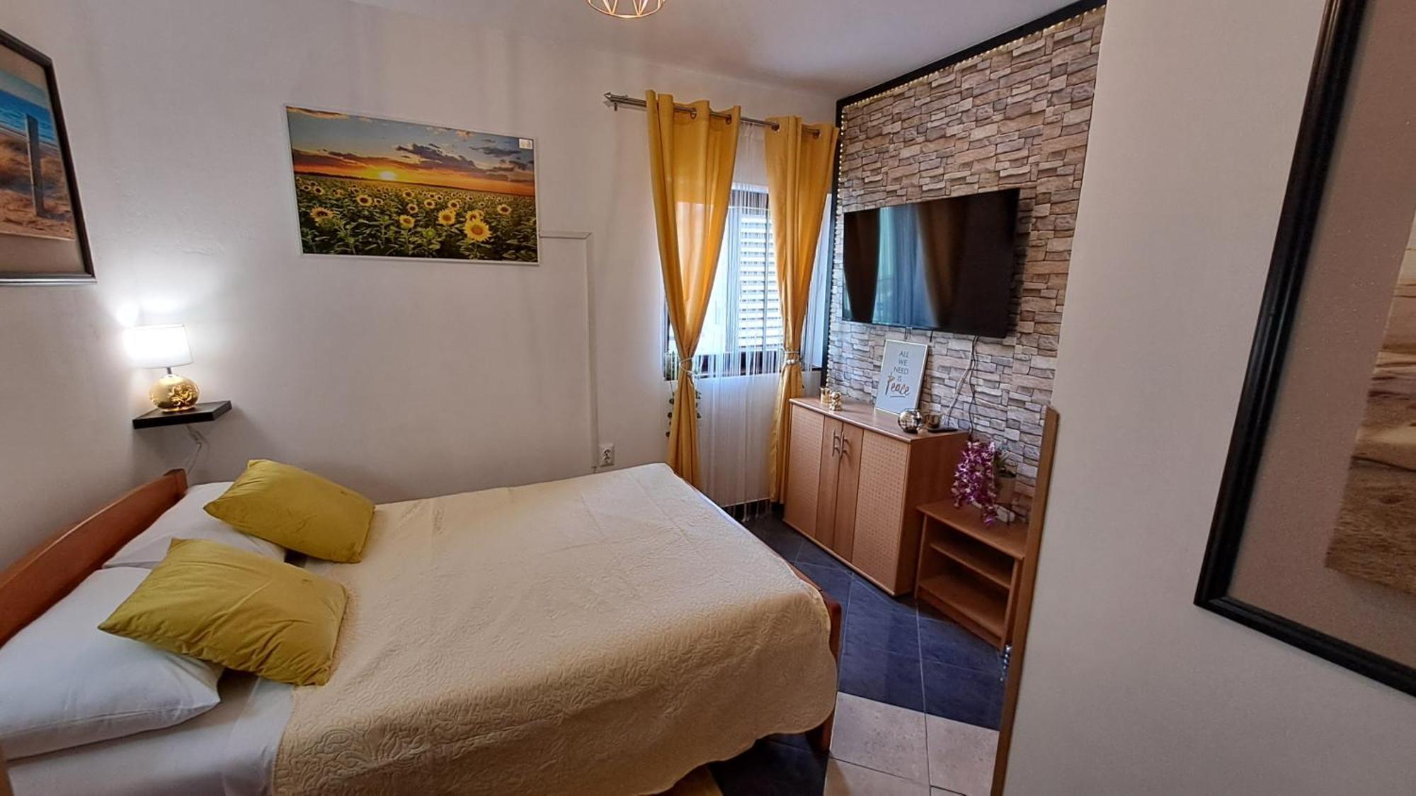 Red Gold Apartment Pula Luaran gambar