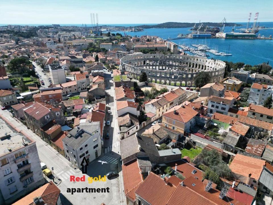 Red Gold Apartment Pula Luaran gambar