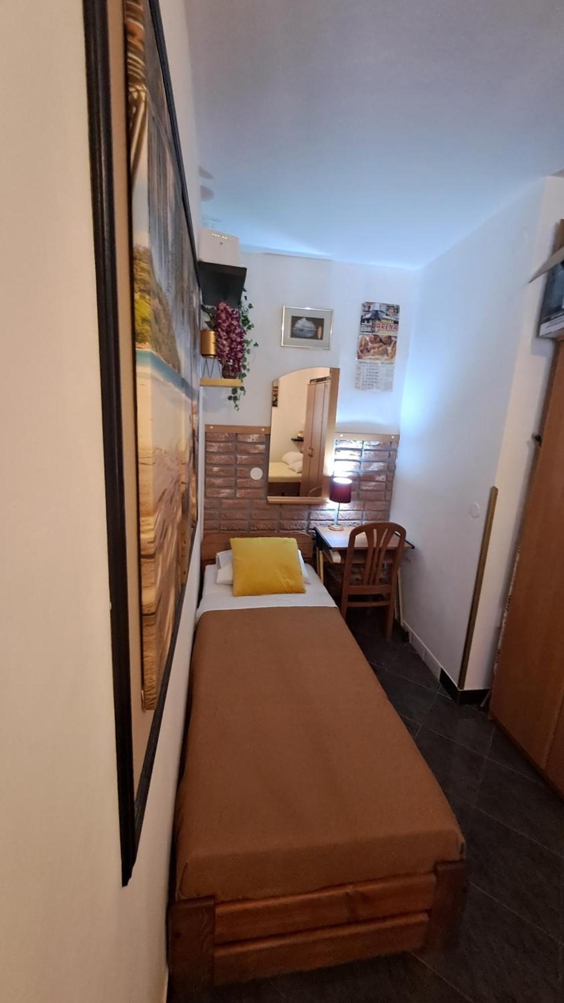 Red Gold Apartment Pula Luaran gambar